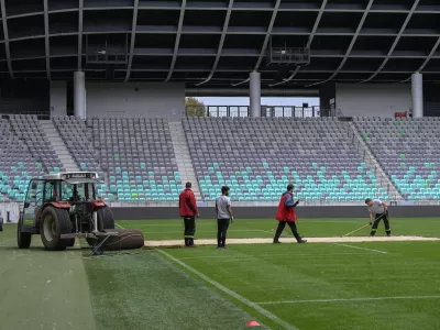 Ta teden je bilo opaziti, da so delavci odstranili dele zelenice na nogometnem stadionu v športnem parku Stožice.  Foto: Nik Erik Neubauer