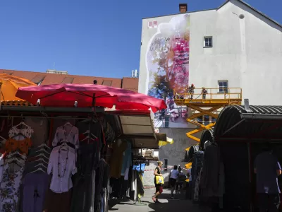 ﻿vizualni umetnik Jaša Mrevlje Pollak – stenska poslikava na Mahrovo hišo z naslovom Within This Touch.- 27.08.2020 - Mahrova hiša v Ljubljani – ljubljanska tržnica – Krekov trg //FOTO: Jaka Gasar