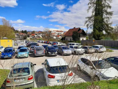 V Škofji Loki se podobno kot v drugih mestih soočajo z izzivi povečane dnevne mobilnosti z osebnimi avtomobili, ki so večino časa parkirani in zasedajo dragocen prostor.