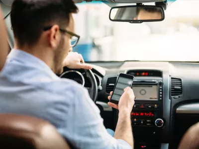 Uporaba telefona med vožnjo voznika precej zamoti. Tudi, če telefonira prostoročno. / Foto: Istock