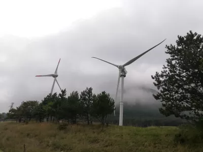 Pri umeščanju vetrnih elektrarn v prostor se v Sloveniji zatika tudi zaradi nasprotovanja javnosti. Na fotografiji mali vetrni elektrarni pri Razdrtem. Foto: Veronika Rupnik Ženko 