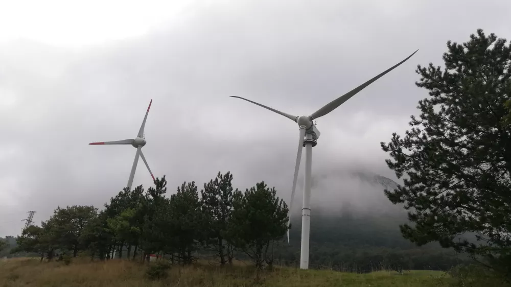 Pri umeščanju vetrnih elektrarn v prostor se v Sloveniji zatika tudi zaradi nasprotovanja javnosti. Na fotografiji mali vetrni elektrarni pri Razdrtem. Foto: Veronika Rupnik Ženko 