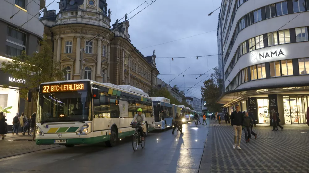 - 14.11.2023 – Slovenska cesta - promet - avtobus LPP - gneča prometni zastoj -  //FOTO: Luka Cjuha