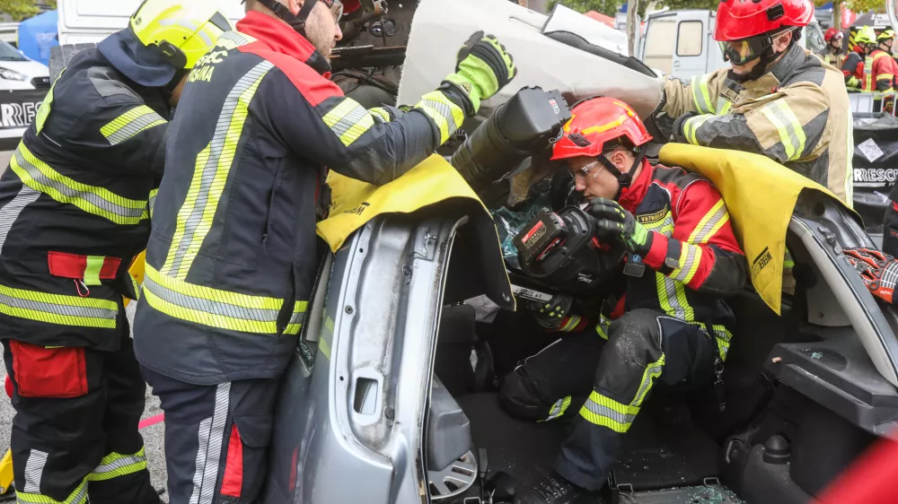 - Gasilci,- 27.09.2024. Heavy Rescue, sejemsko izobraževalni dogodek za gasilce v Ljubljani.//FOTO: Bojan Velikonja