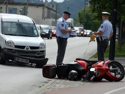 - prometna nesreča Vilharjeva cesta - motor, motorist//FOTO: Luka Cjuha