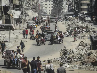 12 October 2024, Palestinian Territories, Jabalia: Palestinians flee Jabalia refugee camp, the Sheikh Radwan and Abu Iskandar neighborhoods in the northern Gaza Strip, to safer areas in the south amid the intensifying Israeli airstrikes. Photo: Mahmoud Issa/Quds Net News via ZUMA Press/dpa