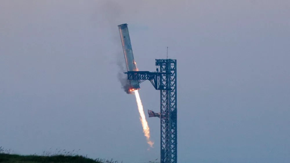 SpaceX's Super Heavy booster lands during SpaceX Starship's fifth flight test, in Boca Chica, Texas, U.S., October 13, 2024. REUTERS/Kaylee Greenlee Bea  REFILE - CORRECTING INFORMATION FROM "LIFTS OFF" TO " LANDS" AND "STARSHIP" TO "SUPER HEAVY BOOSTER\