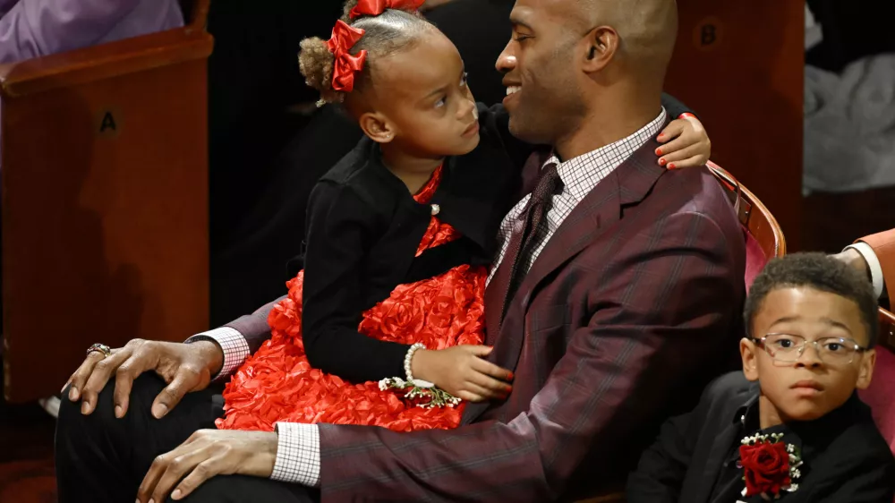 Vince Carter sits with his children prior to his enshrinement in the Basketball Hall of Fame, Sunday Oct. 13, 2024, in Springfield, Mass. (AP Photo/Jessica Hill)