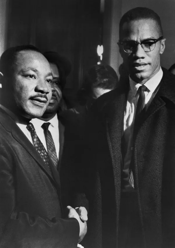 The brief, and only, meeting between Malcolm X (1925-1965) and Martin Luther King (1929-1968), in the halls of the US Capitol, attending a Senate hearing on the Civil Rights Act, Washington DC, 26th March 1964. (Photo by Bettmann via Getty Images) / Foto: Bettmann