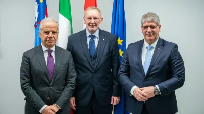 izrezek za pasicoBuzet, HrvaskaSkupna novinarska konferenca ministrov za notranje zadeve Hrvaske, Italije in Slovenije, Davorja Bozinovica, Mattea Piantedosija in Bostjana Poklukarja.