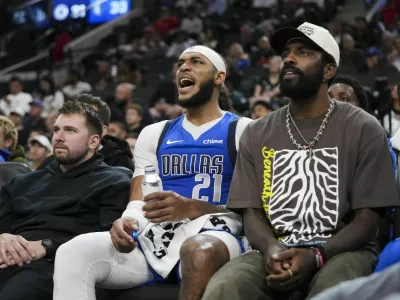 Dallas Mavericks' Luka Doncic, from left, Daniel Gafford and Kyrie Irving watch action during the first half of an NBA preseason basketball game against the Los Angeles Clippers Monday, Oct. 14, 2024, in Inglewood, Calif. (AP Photo/Jae C. Hong) / Foto: Jae C. Hong