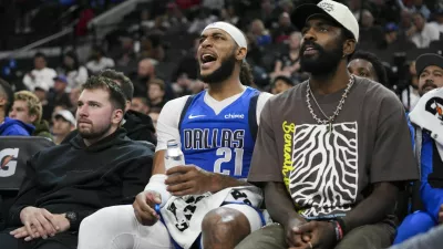 Dallas Mavericks' Luka Doncic, from left, Daniel Gafford and Kyrie Irving watch action during the first half of an NBA preseason basketball game against the Los Angeles Clippers Monday, Oct. 14, 2024, in Inglewood, Calif. (AP Photo/Jae C. Hong) / Foto: Jae C. Hong