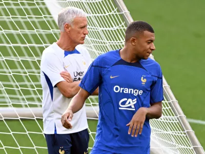 FILED - 11 September 2023, North Rhine-Westphalia, Dortmund: Didier Deschamps (L), national team coach, and Kylian Mbappe take part the final training session. Photo: Federico Gambarini/dpa