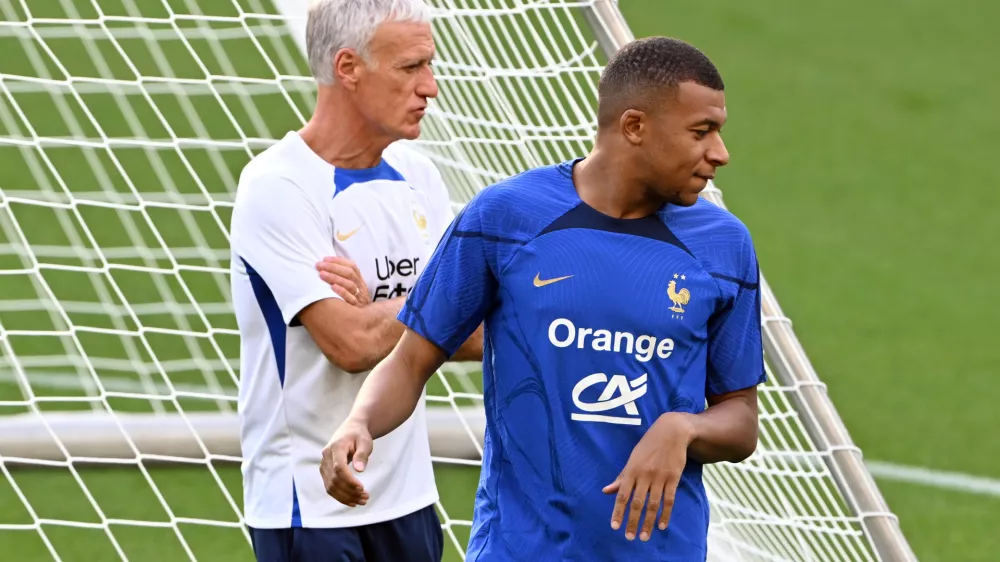 FILED - 11 September 2023, North Rhine-Westphalia, Dortmund: Didier Deschamps (L), national team coach, and Kylian Mbappe take part the final training session. Photo: Federico Gambarini/dpa