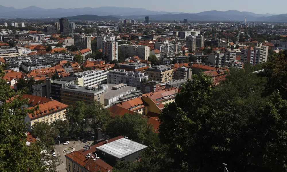 Lutkovno gledališče- 05.08.2022 – Ljubljana – občinske nepremičnine na katere naj bi ljubljanska občina montirala sončne elektrarne -  //FOTO: Luka Cjuha