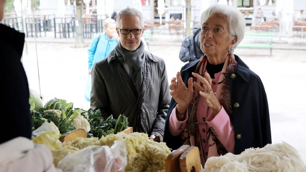 Ljubljana.Spremljevalni program v okviru monetarne seje sveta ECB.Sprehod predstavnikov Evropske centralne banke (ECB) in Banke Slovenije (BS) po centru Ljubljane, ob robu seje sveta ECB.Predsednica ECB Christine Lagarde in guverner BS Bostjan Vasle.