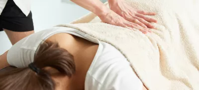 Japanese woman receiving a waist massage / Foto: Mapo