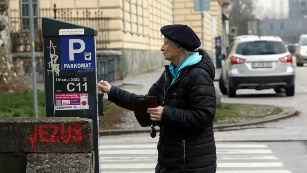 - 28.02.2024- simbolična fotografija: parkomat - parkirni avtomat – parkiranje v Ljubljani, Storitev Urbana SMS Parking, grafit JEZUS//FOTO: Tomaž Skale