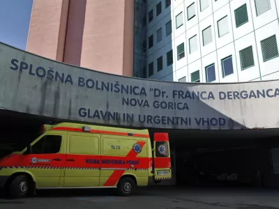 glavni - urgentni blok- reševalno vozilo - Splošna bolnišnica "Dr. Franca Derganca" - Nova Gorica - Ul. Padlih borcev 14, - Šempeter pri Gorici  //FOTO: Luka Cjuha