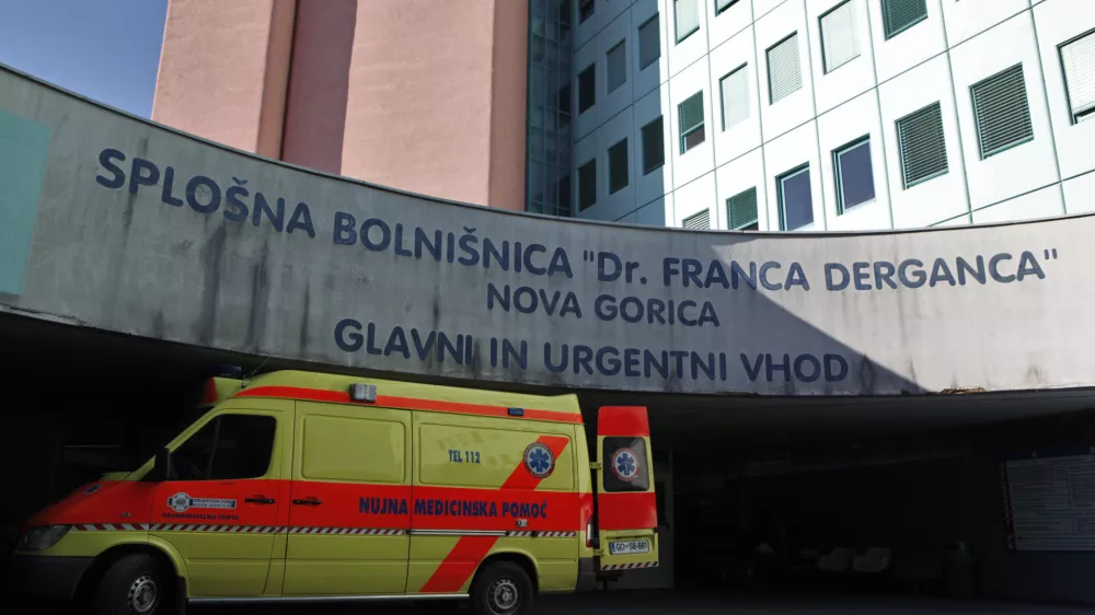 glavni - urgentni blok- reševalno vozilo - Splošna bolnišnica "Dr. Franca Derganca" - Nova Gorica - Ul. Padlih borcev 14, - Šempeter pri Gorici  //FOTO: Luka Cjuha