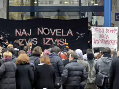 - ilustrativna fotografijavisoko šolstvo, varčevalni ukrepi, rezi, novela ZViS, reforme, transparent, plakat, javno šolstvo, univerza-- Filozofska fakulteta UL - protest profesorjev in študentov proti finančnim rezom - izrazili nestrinjanje zaradi zmanjšanja proračunskih sredstev javnemu visokemu šolstvu -//FOTO: Tomaž Zajelšnik