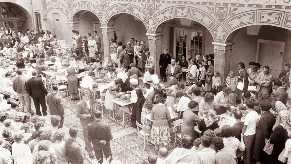 Festival je že leta 1961 popestrila razstava čipkarskih izdelkov po domačih in tradicionalnih vzorcih. Foto: Arhiv Večer