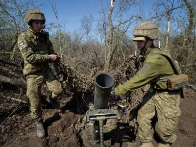 Ukrainian servicemen prepare to fire a mortar on a front line, amid Russia's attack on Ukraine, near the front line city of Bakhmut, Ukraine April 10, 2023. REUTERS/Oleksandr Klymenko