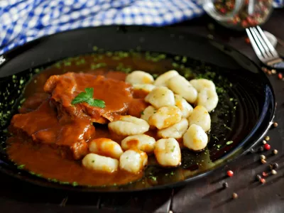 Pasticada with gnocchi, beef stew in a sauce. Croatian cuisine / Foto: Arina7