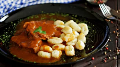 Pasticada with gnocchi, beef stew in a sauce. Croatian cuisine / Foto: Arina7