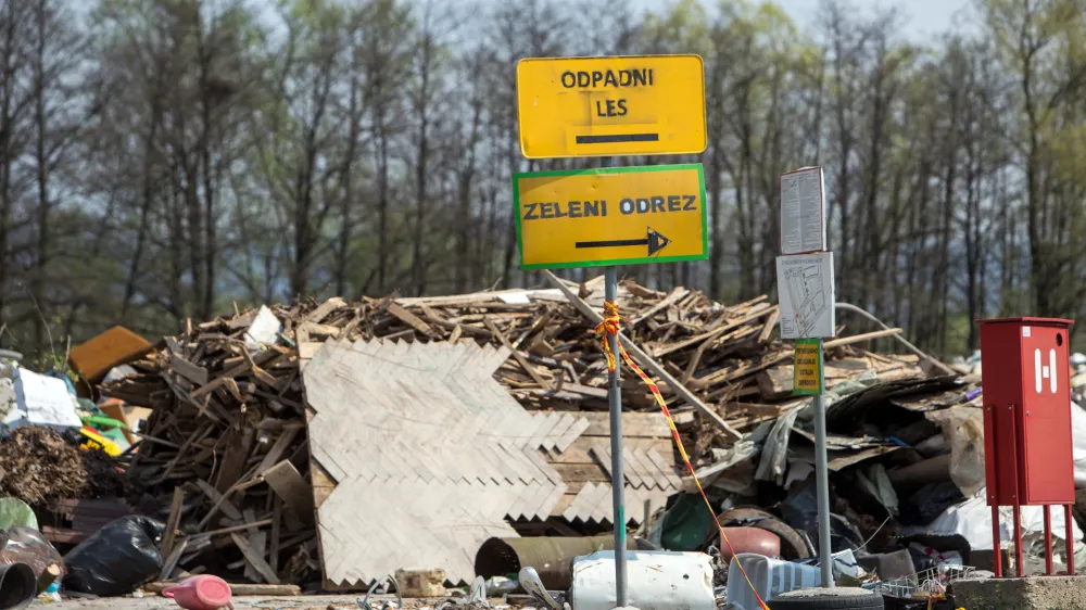 ﻿- ljubljanski regijski zbirni center za ravnanje z odpadki RCERO- 04.04.2017 - Deponija Barje - zbirni center - ljubljansko odlagališče nenevarnih komunalnih odpadkov - smetišče - SNAGA, Cesta dveh cesarjev //FOTO: Matjaž Rušt