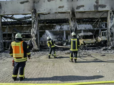 16 October 2024, Hesse, Stadtallendorf: Firefighters put out the fire at the new equipment depot of the Stadtallendorf volunteer fire department. Photo: Andreas Arnold/dpa