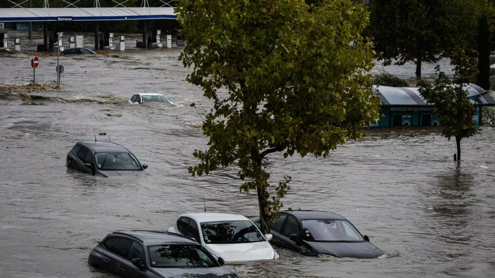 17 October 2024, France, Givors: Flooded cars seen in a commercial area after heavy rainfall in the region. Photo: Jean-Philippe Ksiazek/AFP/dpa