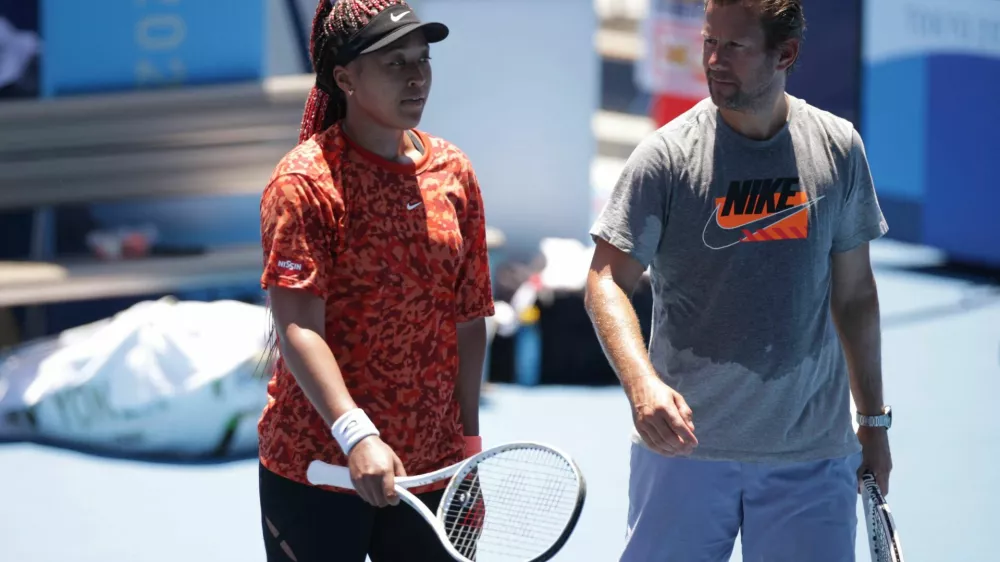 FILE PHOTO: Tokyo 2020 Olympics - Tennis Training - Ariake Tennis Park, Tokyo, Japan - July 19, 2021 Naomi Osaka of Japan speaks to her coach, Wim Fissette during training REUTERS/Hannah Mckay/File Photo