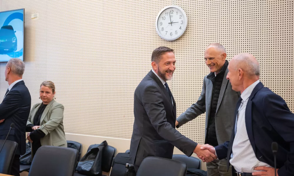 Ljubljana, vlada.Srecanje predsednika vlade Roberta Goloba s predstavniki avtomobilske industrije.