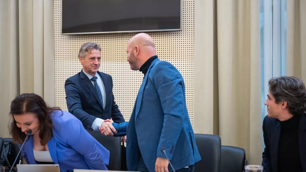 Ljubljana, vlada.Srecanje predsednika vlade Roberta Goloba s predstavniki avtomobilske industrije.Predsednik vlade Robert Golob in drzavni sekretar na gospodarskem ministrstvu Matevz Frangez.