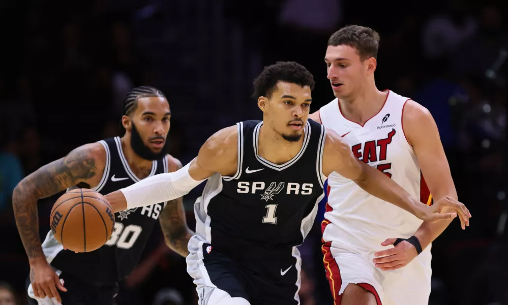 Oct 15, 2024; Miami, Florida, USA; San Antonio Spurs center Victor Wembanyama (1) dribbles the basketball past Miami Heat forward Nikola Jovic (5) during the first quarter at Kaseya Center. Mandatory Credit: Sam Navarro-Imagn Images / Foto: Sam Navarro