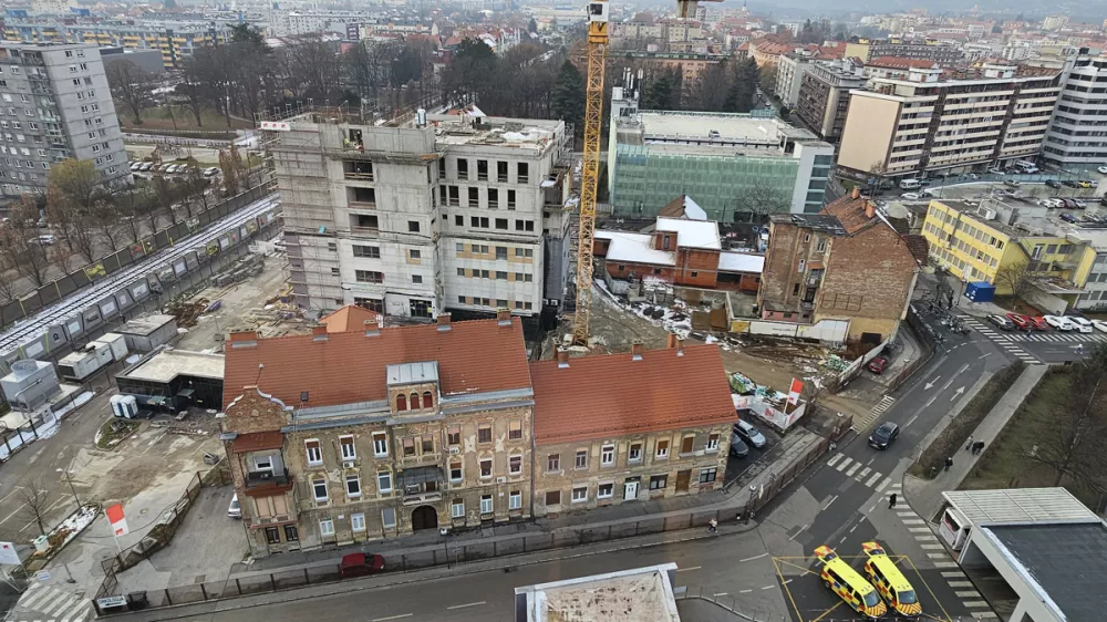 Ministrica za zdravje je po odstopu Tomaža Pliberška obljubila, da bo posebno pozornost namenila nadaljevanju pogajanj za odkup stanovanj na Masarykovi 24-26 (na fotografiji). Foto: Sašo Bizjak, Večer 