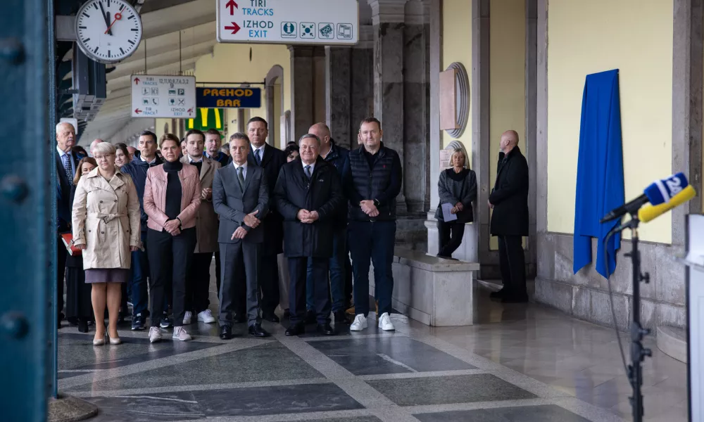 Ljubljana, Zelezniska postaja Ljubljana.Odkritje spominske plosce ob zacetku gradbenih del na Zelezniski postaji Ljubljana.