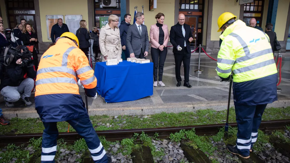 Ljubljana, Zelezniska postaja Ljubljana.Odkritje spominske plosce ob zacetku gradbenih del na Zelezniski postaji Ljubljana.