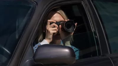 Hidden photographing. Paparazzi Concep Photographer uses his professional camera. Photographer girl in car window. Mobile reporter. Photojournalist at work. Detective or investigator. / Foto: Yaraslau Mikheyeu