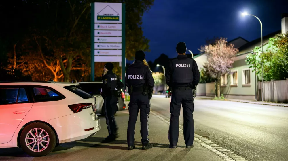 18 October 2024, Austria, Zistersdorf: Officers stand during a large-scale police operation in Zistersdorf in the district of Gaenserndorf. A blood crime had been discovered in the area of the municipality, the police announced. Photo: Max Slovencik/APA/dpa