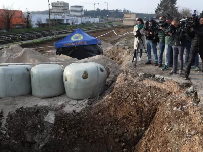 - Luknja za uničenje bombe.- 17.03.2024. Odstranjevanje neekspodiranih letalskih bomb iz 2. svetovne vojne na območju železniške postaje Nova Gorica.//FOTO: Bojan Velikonja