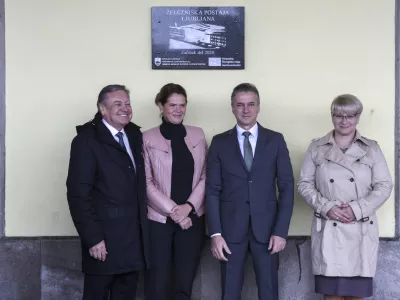 Alenka Bratušek, Robert Golob, Zoran Jankovič, Dušan Mes- 19.10.2024 - svečano odkritje spominske plošče ob začetku gradbenih del na Železniški postaji Ljubljana//FOTO: Jaka Gasar