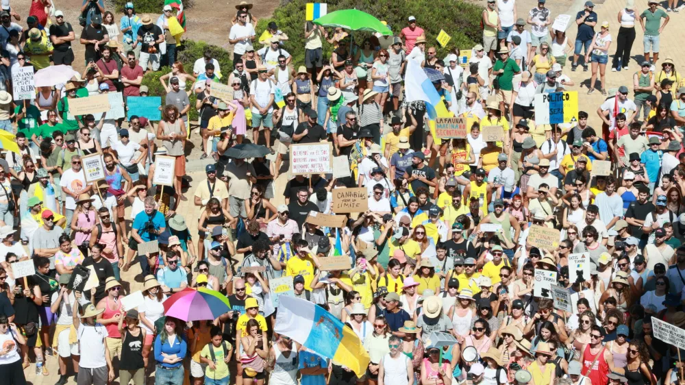 20 October 2024, Spain, Las Palmas De Gran Canaria: Dozens of people take part in a demonstration against the tourism and development model of the Canary Islands, in Las Palmas de Gran Canaria. Around 10,000 people joined demonstrations against mass tourism on the Canary Islands, according to police estimates, the Spanish news agency Europapress reported on Sunday. Photo: Europa Press Canarias/EUROPA PRESS/dpa