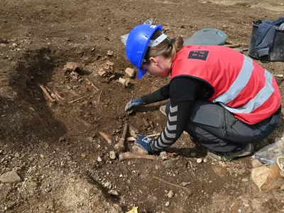 Čiščenje skeletnega groba. Raziskali so 139 grobov, od tega 119 žganih in 20 skeletnih s 24 skeleti, saj je bilo v nekaterih grobnih jamah pokopanih več oseb. Foto: Matija Lukić