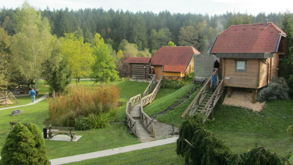 Pogled na wellness hiške z zunanjimi jacuzziji.