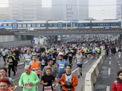 Vsaka izvedba tekaške prireditve zahteva zaradi varnosti tekačev neizogibne zapore določenih odsekov cest za določen čas – tudi ljubljanski maraton. Foto: Jaka Gasar