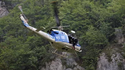 policijski helikopter in rgorski eševalec- Grad Kamen v Dragi (Begunje na Gorenjskem) - Prikazna vaja reševanja poškodovanih plezalcev - vajo pripravili pripadniki Posebna policijska enota – Gorska enota s posadko - Letalska policijska enota.POLICIJA //FOTO: Luka Cjuha