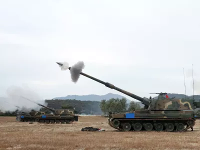 21 October 2024, South Korea, Cheorwon: K9A1 self-propelled howitzers fire during a live-fire drill at a firing range. Photo: -/YNA/dpa