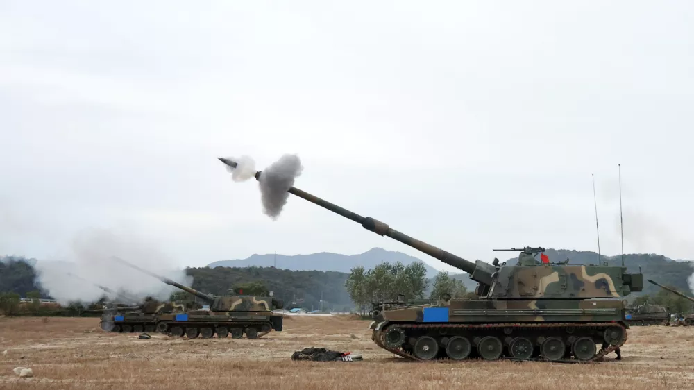 21 October 2024, South Korea, Cheorwon: K9A1 self-propelled howitzers fire during a live-fire drill at a firing range. Photo: -/YNA/dpa